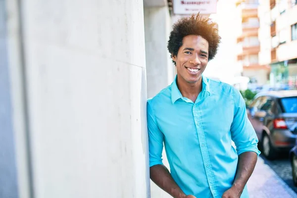Νεαρός Όμορφος Αφροαμερικάνος Που Φοράει Καθημερινά Ρούχα Χαμογελώντας Χαρούμενος Ακούμπησε — Φωτογραφία Αρχείου