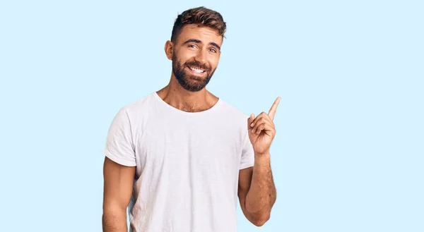 Nuori Latinomies Yllään Rento Valkoinen Paita Iso Hymy Kasvoillaan Osoittaa — kuvapankkivalokuva