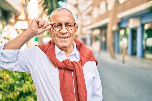 Uomo Anziano Sorridente Felice Indossare Gli Occhiali Piedi Città — Foto Stock