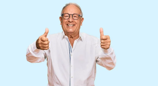 Senior Kaukasische Man Draagt Zakelijke Shirt Bril Goed Keuren Doen — Stockfoto