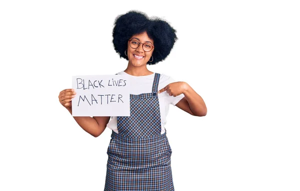 Joven Afroamericana Americana Sosteniendo Negro Vidas Materia Bandera Apuntando Dedo — Foto de Stock