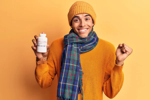 Молодий Афроамериканський Чоловік Зимовому Одязі Тримає Таблетки Кричить Гордо Святкуючи — стокове фото