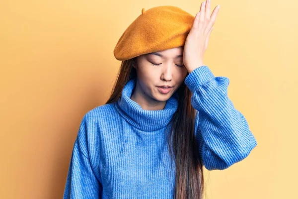 Joven Hermosa Mujer China Con Jersey Cuello Alto Boina Francesa — Foto de Stock