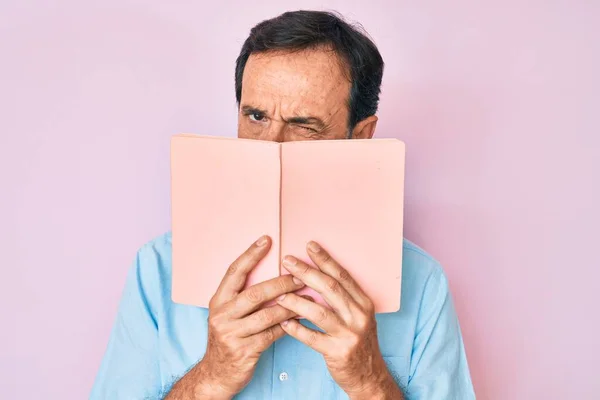 Homem Hispânico Meia Idade Lendo Livro Cético Nervoso Franzindo Testa — Fotografia de Stock