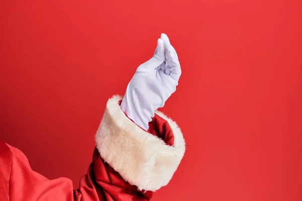 Mão Homem Vestindo Traje Papai Noel Luvas Sobre Fundo Vermelho — Fotografia de Stock