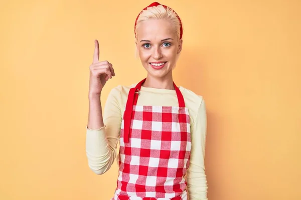 Jonge Blonde Vrouw Met Tatoeage Dragen Professionele Bakker Schort Glimlachen — Stockfoto