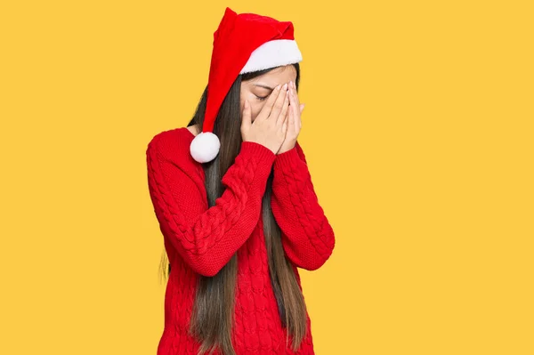 Jovem Chinesa Usando Chapéu Natal Com Expressão Triste Cobrindo Rosto — Fotografia de Stock
