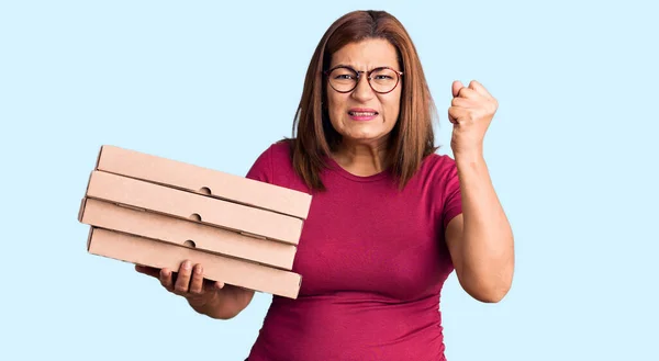 Mulher Latina Meia Idade Segurando Entrega Caixa Pizza Irritado Frustrado — Fotografia de Stock