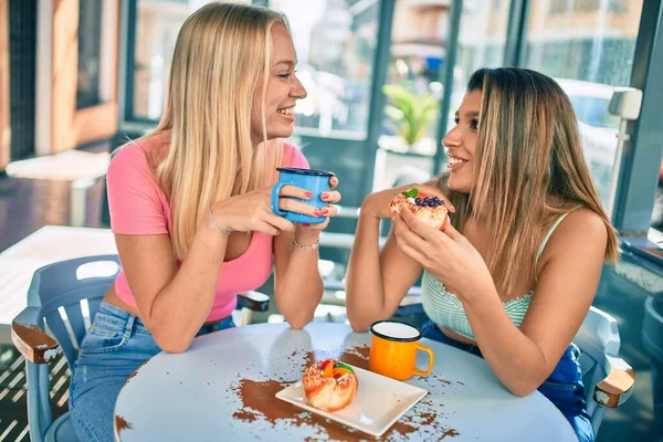 Zwei Schöne Und Junge Freundinnen Haben Zusammen Spaß Der Cafeteria — Stockfoto