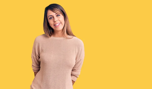 Jovem Mulher Bonita Vestindo Camisola Casual Olhando Positivo Feliz Sorrindo — Fotografia de Stock