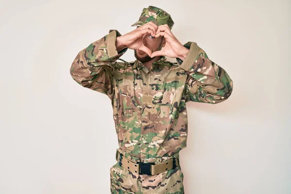 Mladý Kavkazský Muž Maskáčové Armádní Uniformě Dělá Tvar Srdce Rukou — Stock fotografie