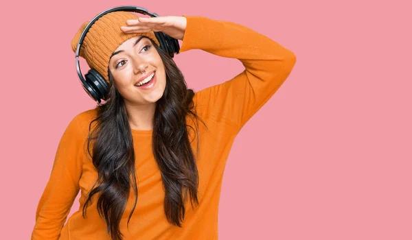 Linda Morena Jovem Ouvindo Música Usando Fones Ouvido Muito Feliz — Fotografia de Stock