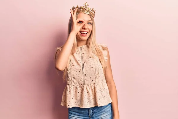 Jovem Mulher Loira Vestindo Princesa Coroa Sorrindo Feliz Fazendo Sinal — Fotografia de Stock