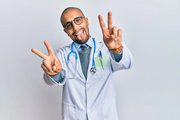 Hombre Adulto Hispano Vistiendo Uniforme Médico Estetoscopio Sonriendo Con Lengua — Foto de Stock