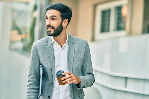 Junger Hispanischer Geschäftsmann Lächelt Glücklich Und Trinkt Kaffee Zum Mitnehmen — Stockfoto