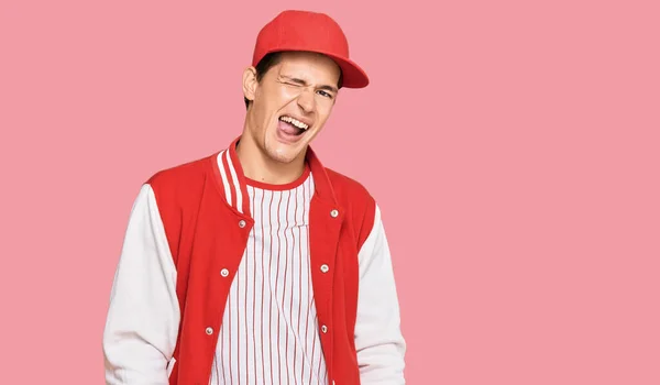 Hombre Caucásico Guapo Vistiendo Uniforme Béisbol Guiño Mirando Cámara Con — Foto de Stock