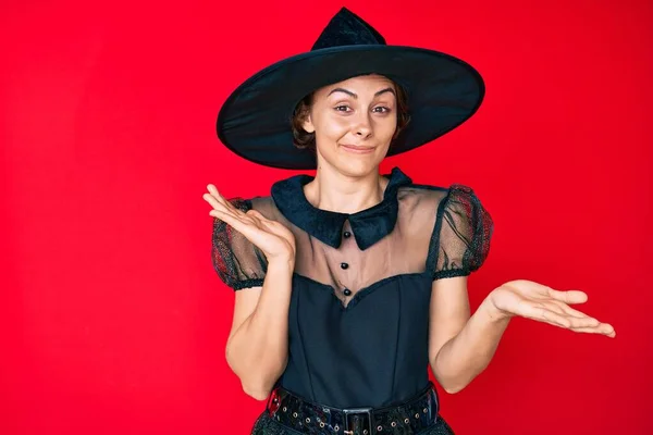 Mulher Hispânica Jovem Vestindo Bruxa Halloween Traje Sem Noção Expressão — Fotografia de Stock