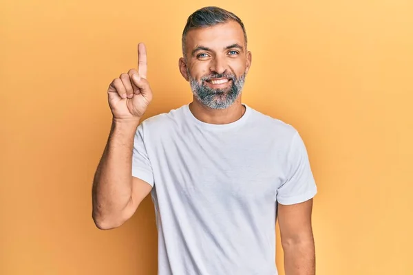 Homem Bonito Meia Idade Vestindo Camiseta Branca Casual Mostrando Apontando — Fotografia de Stock