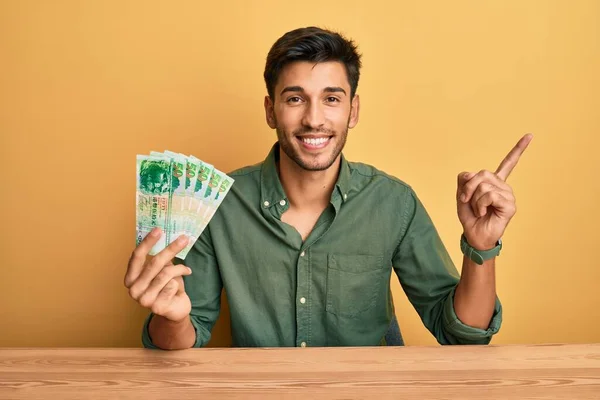 Joven Hombre Guapo Sosteniendo Billetes Hong Kong Dólares Sonriendo Feliz — Foto de Stock