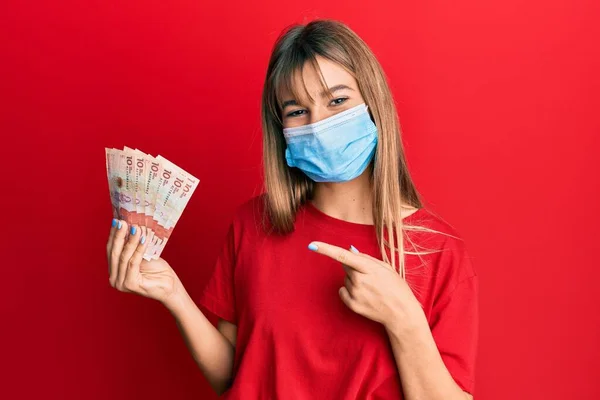 Tini Kaukázusi Lány Orvosi Maszkot Visel Kezében Kolumbiai Peso Bankjegy — Stock Fotó