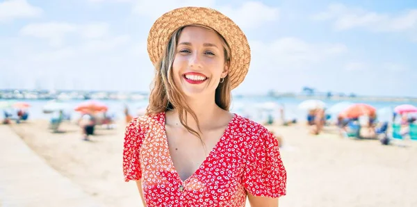 Junge Blonde Frau Urlaub Lächelt Glücklich Strand — Stockfoto