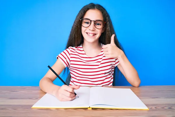 Menina Hispânica Bonito Sentado Mesa Escrevendo Livro Sorrindo Feliz Positivo — Fotografia de Stock