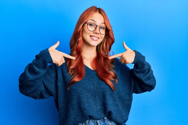 Joven Hermosa Pelirroja Vistiendo Suéter Casual Gafas Sobre Fondo Azul — Foto de Stock