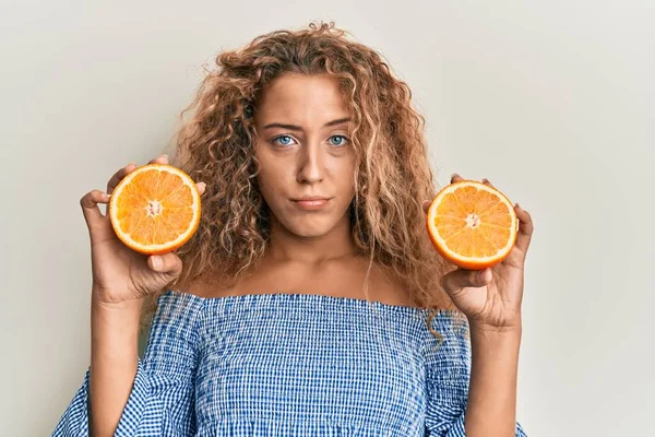 Schöne Kaukasische Teenager Mädchen Mit Frischer Orange Deprimiert Und Sorgen — Stockfoto