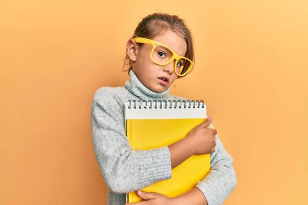 Kleines Schönes Mädchen Mit Brille Und Büchern Schockgesicht Skeptisch Und — Stockfoto