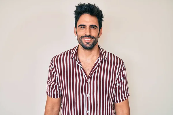 Bonito Homem Hispânico Com Barba Vestindo Roupas Casuais Olhando Positivo — Fotografia de Stock