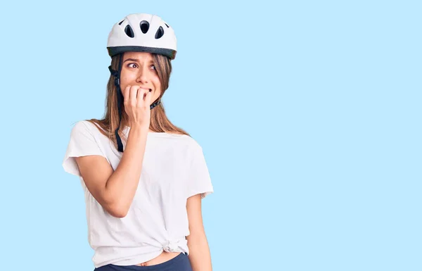 Ung Vacker Flicka Bär Cykel Hjälm Ser Stressad Och Nervös — Stockfoto