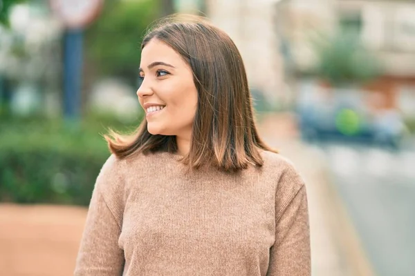 Jovem Hispânica Sorrindo Feliz Cidade — Fotografia de Stock