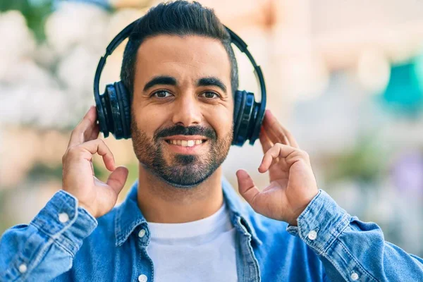 Joven Hombre Hispano Sonriendo Feliz Usando Auriculares Ciudad — Foto de Stock