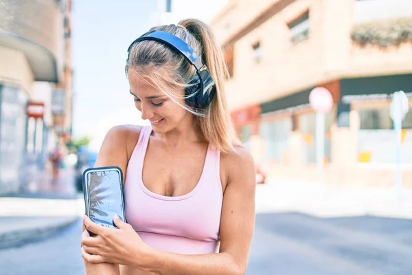 Jovem Loira Menina Esportiva Usando Fones Ouvido Andando Rua Cidade — Fotografia de Stock