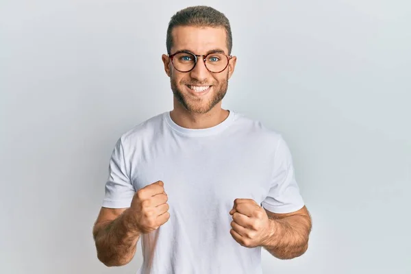 Junger Kaukasischer Mann Lässiger Kleidung Und Brille Sehr Glücklich Und — Stockfoto