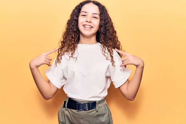 Hermosa Niña Con Pelo Rizado Usando Ropa Casual Buscando Confiado —  Fotos de Stock