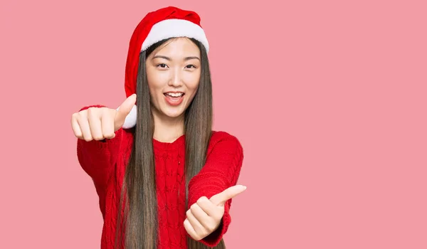 Jovem Chinesa Vestindo Chapéu Natal Aprovando Fazer Gesto Positivo Com — Fotografia de Stock