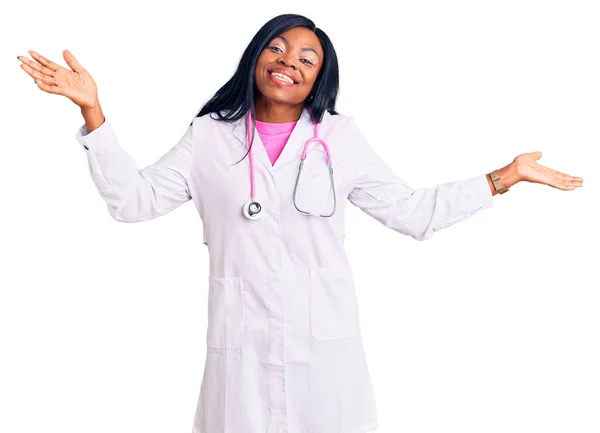 Mujer Afroamericana Joven Con Estetoscopio Médico Expresión Despistada Confusa Con —  Fotos de Stock