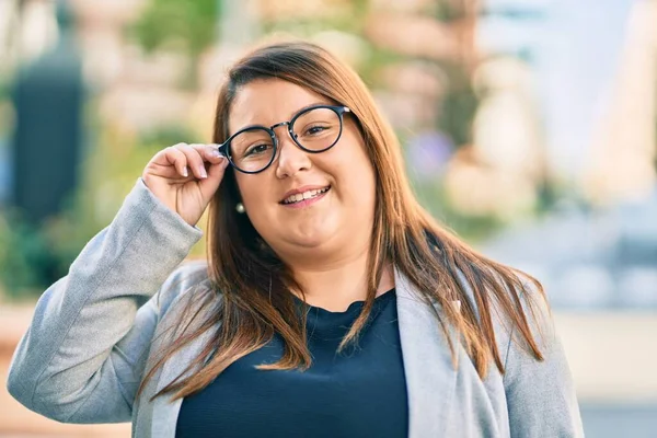 Jovem Hispânico Tamanho Empresária Sorrindo Feliz Cidade — Fotografia de Stock