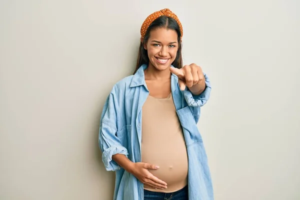 Mooie Spaanse Vrouw Verwacht Een Baby Raakt Zwanger Buik Wijzend — Stockfoto