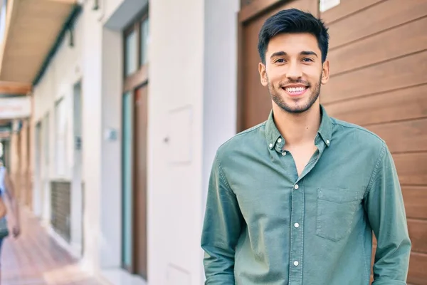 Joven Latino Sonriendo Feliz Caminando Por Ciudad —  Fotos de Stock