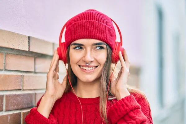 Jonge Spaanse Vrouw Met Wollen Pet Met Koptelefoon Stad — Stockfoto