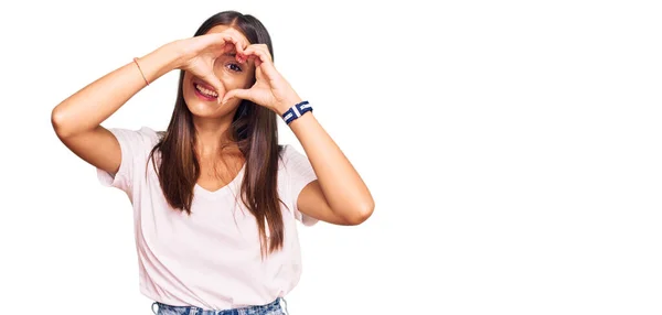 Mulher Hispânica Jovem Vestindo Camiseta Branca Casual Fazendo Forma Coração — Fotografia de Stock