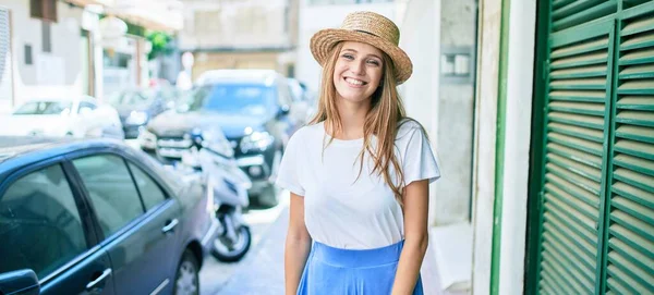 Jeune Femme Blonde Vacances Souriant Heureux Appuyé Sur Mur Rue — Photo