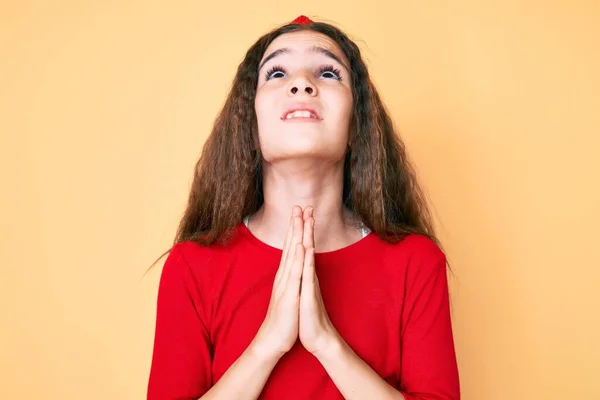 Nettes Hispanisches Mädchen Lässiger Kleidung Und Diadem Betteln Und Beten — Stockfoto