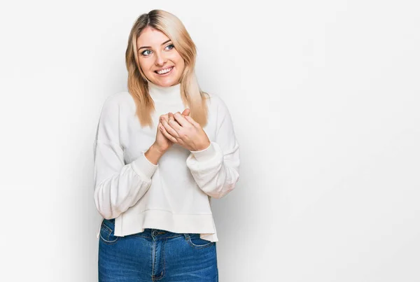 Junge Kaukasische Frau Lässigem Winterpullover Lacht Nervös Und Aufgeregt Die — Stockfoto