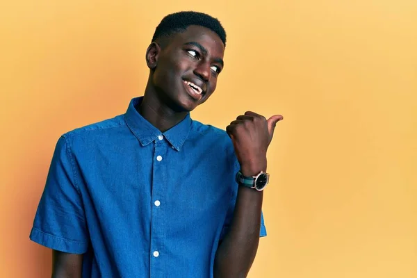 年轻的非洲裔美国人 身穿休闲装 大拇指朝天地微笑着 张开嘴 快乐极了 — 图库照片