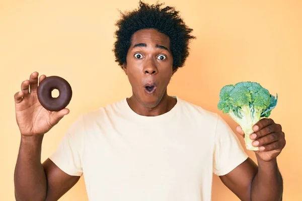 Knappe Afro Amerikaanse Man Met Afro Haar Met Broccoli Chocolade — Stockfoto