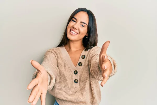 Jong Mooi Latijns Meisje Draagt Casual Winter Trui Kijken Naar — Stockfoto