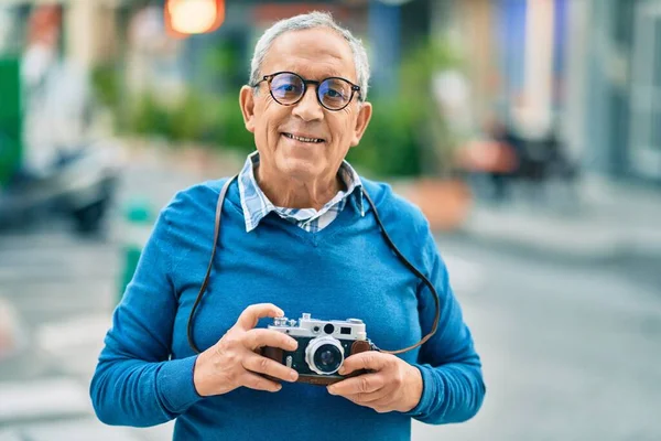 Senior Grey Haired Tourist Man Smiling Happy Using Vintage Camera — Stock Photo, Image